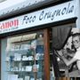La vetrina dello storico negozio e la foto storica del fondatore Antonio Crugnola