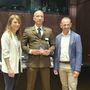 La premiazione dell'agente della polizia cantonale La premiazione dell'agente della polizia cantonale