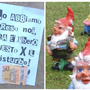 A sinistra: La foto inviataci in redazione dalla nostra lettrice con il messaggio misterioso. A destra: un'immagine generica di nani da giardino A sinistra: La foto inviataci in redazione dalla nostra lettrice con il messaggio misterioso. A destra: un'immagine generica di nani da giardino