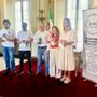 La vicesindaca di Varese Ivana Perusin insieme ad Anita Romeo del team Creanza e ai produttori locali di gin