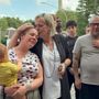 L'abbraccio di Paola Reguzzoni e mamma Miriam alla presentazione dell'evento - foto per cortesia del Comune