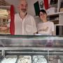 Paolo e Anita nella gelateria Gioria di piazza Carducci a Varese Paolo e Anita nella gelateria Gioria di piazza Carducci a Varese