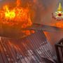 Le immagini dell'incendio in un capannone di Castronno Le immagini dell'incendio in un capannone di Castronno