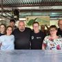 Da sinistra Giorgia, Alessia, Sofia, Stephane, Andrea Montonati, Marcello Malnati, Barbara Malnati e un alpino. Sotto in gallery I due pentoloni dove cuoce la carne d’asino e il menu inconfondibile degli alpini di Capolago Da sinistra Giorgia, Alessia, Sofia, Stephane, Andrea Montonati, Marcello Malnati, Barbara Malnati e un alpino. Sotto in gallery I due pentoloni dove cuoce la carne d’asino e il menu inconfondibile degli alpini di Capolago