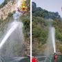 Anche l'acqua del lago Maggiore per spegnere l'incendio boschivo di Leggiuno Anche l'acqua del lago Maggiore per spegnere l'incendio boschivo di Leggiuno