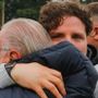 Negli occhi di Max Di Caro mentre abbraccia papà Lino nel giorno della salvezza ai playout sul campo della Castellanzese c'era solo una parola: riscatto (Foto Enrico Scaringi) Negli occhi di Max Di Caro mentre abbraccia papà Lino nel giorno della salvezza ai playout sul campo della Castellanzese c'era solo una parola: riscatto (Foto Enrico Scaringi)