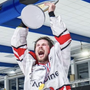 Joey Musa la coppa della Division 1 francese (foto tratta dal profilo ufficiale dei Dogs de Cholet) Joey Musa la coppa della Division 1 francese (foto tratta dal profilo ufficiale dei Dogs de Cholet)
