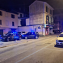 Laveno, devastazione in centro: danneggiate auto, bancomat e vetrine nella notte Laveno, devastazione in centro: danneggiate auto, bancomat e vetrine nella notte
