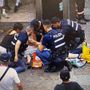 L'intervento decisivo della polizia in piazza San Giuseppe a Varese che ha salvato la vita della signora di 80 anni colta da un grave malore L'intervento decisivo della polizia in piazza San Giuseppe a Varese che ha salvato la vita della signora di 80 anni colta da un grave malore