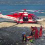 I vigili del fuoco impegnati nelle operazioni di recupero del cadavere a Caldè
