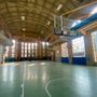I canestri, al loro posto, nella palestra di via XXV Aprile