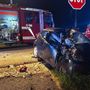 Le immagini dell'incidente della scorsa notte a Tradate dopo lo schianto tra un'auto e una moto