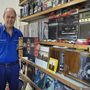 Maurizio Malnati all'interno del suo distributore Q8 di via Sanvito, da lui trasformato anche in un tempio della musica, da decenni punto di riferimento di tanti automobilisti