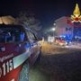 Le operazioni di spegnimento con i vigili del fuoco al lavoro nella notte a Varese Le operazioni di spegnimento con i vigili del fuoco al lavoro nella notte a Varese