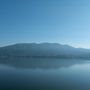 Calma piatta sotto il sole sul lago di Varese Calma piatta sotto il sole sul lago di Varese