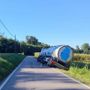 Il camion finito fuori strada ad Angera in via Sant'Isidoro (foto del Comune) Il camion finito fuori strada ad Angera in via Sant'Isidoro (foto del Comune)