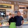 Rosi ed Enrico Pezzoli al banco della loro gelateria Rosi ed Enrico Pezzoli al banco della loro gelateria