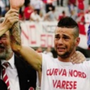 Franco Lepore, 41 anni, braccia al cielo di Masnago sostenuto da Pietro Frontini nel momento dei saluti tra le lacrime Franco Lepore, 41 anni, braccia al cielo di Masnago sostenuto da Pietro Frontini nel momento dei saluti tra le lacrime