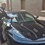 Guidava una Ferrari senza la patente, nei guai un automobilista svizzero: sequestro e maxi multa Guidava una Ferrari senza la patente, nei guai un automobilista svizzero: sequestro e maxi multa