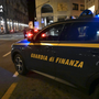 Macchina "sospetta" all'autolavaggio: due persone nei guai. Veicolo sequestrato dalla Guardia di Finanza Macchina "sospetta" all'autolavaggio: due persone nei guai. Veicolo sequestrato dalla Guardia di Finanza