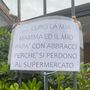 Uno dei messaggi dei bambini affissi alla cancellata della scuola dell'infanzia di Besozzo superiore