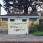 La scritta "sgrammaticata" comparsa sui muri dei servizi igienici alla stazione ferroviaria di Besozzo La scritta "sgrammaticata" comparsa sui muri dei servizi igienici alla stazione ferroviaria di Besozzo