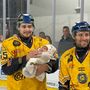 Alessio "Pizzo" Piroso, anima dei Mastini, mvp della serata al giro di pista finale con la piccola Sofia, due mesi di vita, cullata tra le braccia in mezzo a 900 applausi (Foto Galbiati)