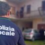 La polizia locale di Vergiate ritrova un'auto rubata e la restituisce al proprietario: «Era il mio regalo della pensione»