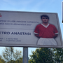 La targa per Pietro Anastasi e nel riquadro Ezio Greggio