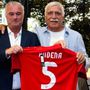 Massimo Foghinazzi e quella maglia biancorossa con il numero 5 consegnata all'indimenticabile Lele Andena, scomparso all'improvviso a 79 anni, nel ritrovo dei grandi alla Schiranna dello scorso fine settembre