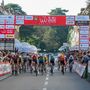 La folla all'arrivo in via Sacco per il passaggio dei corridori