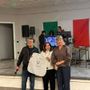L’ideatore e fondatore dell’associazione Passaparola Devis Martinello, la past president del Rotary Club Ticino Olimpia Mariotti con la nuova pettorina per i volontari dell’associazione Passaparola e l’attuale presidente Luana Cattaneo