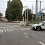 Camioncino abbatte una sbarra del passaggio a livello: treni bloccati nell'alto Varesotto