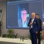 Renzo Oldani, presidente della Società Ciclistica Binda, e dietro il ministro dell'Economia Giancarlo Giorgetti, collegato in video