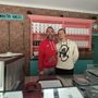 Davide Isella insieme al figlio Federico dietro il bancone della gelateria di viale Aguggiari
