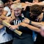 Nicolò Martinenghi, che compirà 25 anni giovedì 1° agosto, travolto di gioia dopo l'oro olimpico nei 100 rana (foto tratta dalla pagina Facebook della Federazione Italiana Nuoto)