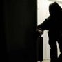 Entra in un appartamento per dormire e ripararsi dal maltempo: il padrone se lo trova in casa. Arrestato Entra in un appartamento per dormire e ripararsi dal maltempo: il padrone se lo trova in casa. Arrestato