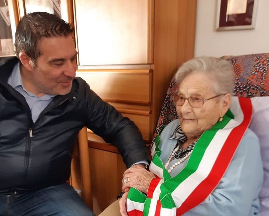 La signora Regina Riva festeggiata dal sindaco Cristian Robustellini