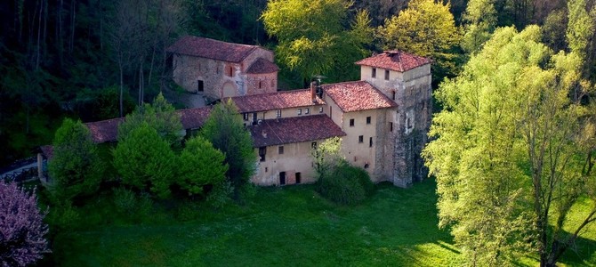 Il monastero di Torba dove domani e domenica si terrà la sesta edizione di Herbarium