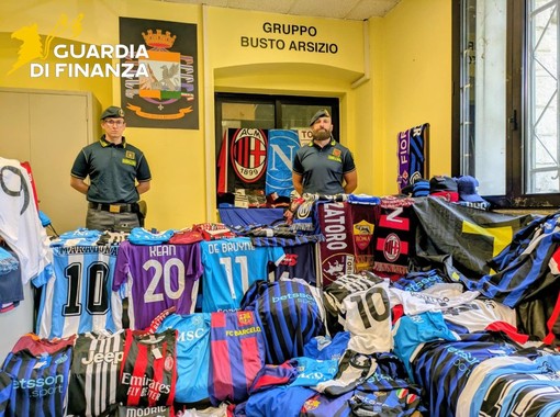 Maglie da calcio "tarocche" a una festa rionale di Busto, la Finanza sequestra 820 capi contraffatti: ambulante denunciato Maglie da calcio "tarocche" a una festa rionale di Busto, la Finanza sequestra 820 capi contraffatti: ambulante denunciato