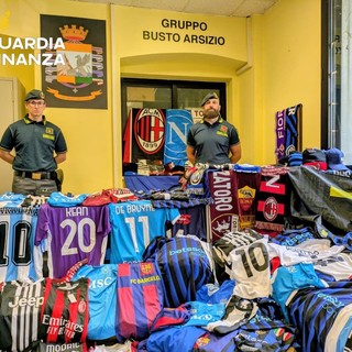 Maglie da calcio "tarocche" a una festa rionale di Busto, la Finanza sequestra 820 capi contraffatti: ambulante denunciato Maglie da calcio "tarocche" a una festa rionale di Busto, la Finanza sequestra 820 capi contraffatti: ambulante denunciato