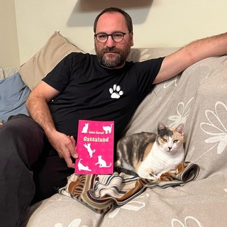 L'autore Fabio Suraci con il suo libro e il suo gatto Ginger