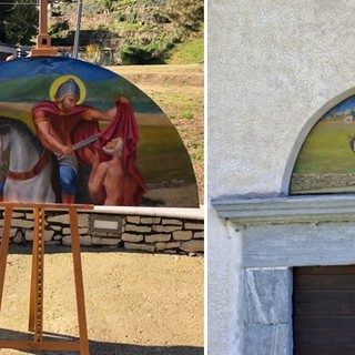 L'artista Norberto Anelli con la sua opera, posizionata all'ingresso della chiesa di San Martino in località Brusinetto, a Brusimpiano