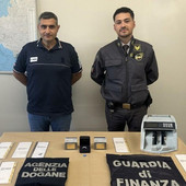 Finti turisti fermati in dogana: in auto nascondevano sette lingotti d'oro e un anello con dodici diamanti Finti turisti fermati in dogana: in auto nascondevano sette lingotti d'oro e un anello con dodici diamanti