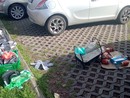 Barattoli, piatti e bottiglie abbandonati in un parcheggio di viale Europa