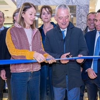 La vicesindaca di Varese Ivana Perusin con i vertici di Zurich Bank e GPM Emmepi al taglio del nastro della nuova sede. Nella galleria fotografica a fondo articolo, altri scatti della serata