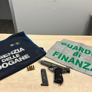 In dogana con una pistola da guerra: arrestato dalla Guardia di Finanza di Como
