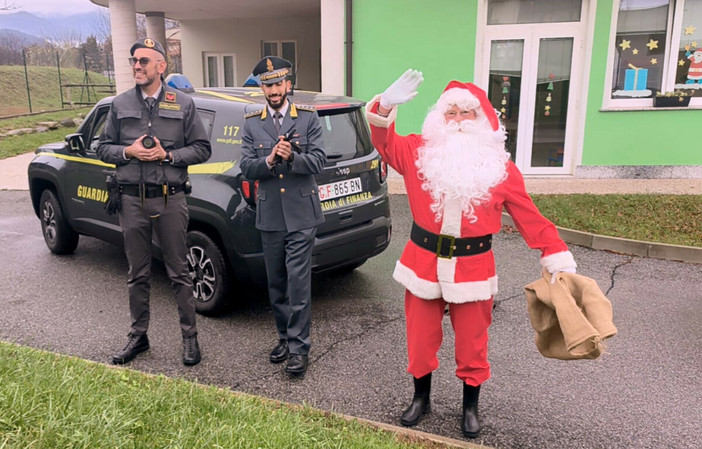 A Mesenzana Babbo Natale arriva con la Guardia di Finanza