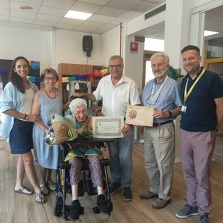 Luino, la maestra Giuseppina Maspero festeggia 100 anni