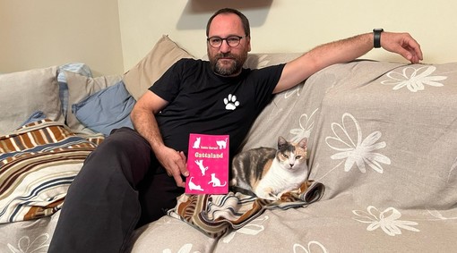 L'autore Fabio Suraci con il suo libro e il suo gatto Ginger